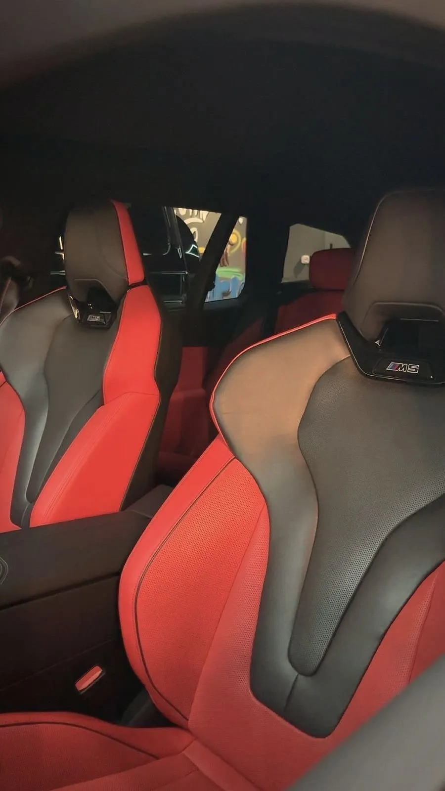 BMW M5, sièges sport en cuir rouge