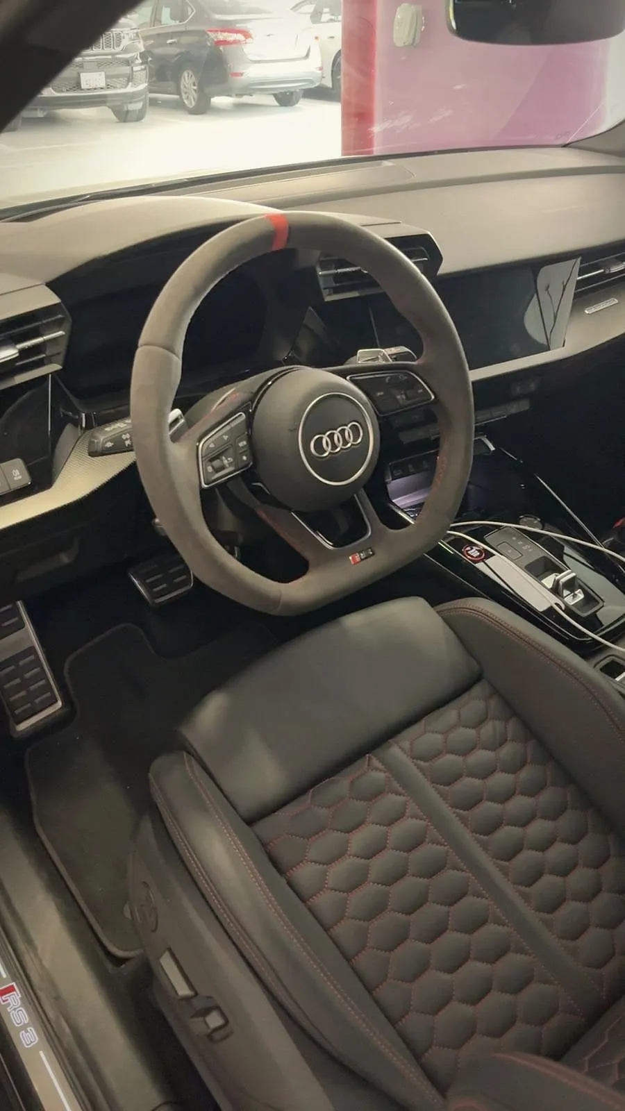 Audi RS 3 Sportback, volant et sièges en nid d'abeille